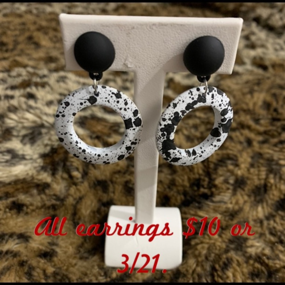 Black and White Dangled Earrings